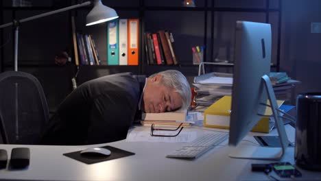 Businessman-falling-asleep-at-his-work-desk.
